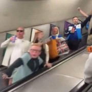 kaiyun平台-切尔西球迷在地铁站庆祝胜利，还唱起了“法布雷加斯之歌”