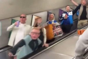 kaiyun平台-切尔西球迷在地铁站庆祝胜利，还唱起了“法布雷加斯之歌”